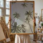 Ladda upp bild till gallerivisning, Plakat med palmer | Sommer og Strand Plakater | Denne plakat viser høje palmer set nedefra mod en gradient af lyseblå og mørkere himmel. Perfekt til dem, der elsker tropiske omgivelser.
