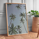 Ladda upp bild till gallerivisning, Plakat med palmer | Sommer og Strand Plakater | Denne plakat viser høje palmer set nedefra mod en gradient af lyseblå og mørkere himmel. Perfekt til dem, der elsker tropiske omgivelser.
