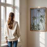 Ladda upp bild till gallerivisning, Plakat med palmer | Sommer og Strand Plakater | Denne plakat viser høje palmer set nedefra mod en gradient af lyseblå og mørkere himmel. Perfekt til dem, der elsker tropiske omgivelser.
