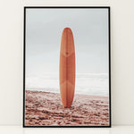 Ladda upp bild till gallerivisning, Plakat med surfbræt på stranden | Sommer og Strand Plakater | Denne plakat viser et surfbræt stående oprejst på en rolig sandstrand med havet i baggrunden. Perfekt til strand- og surfentusiaster.
