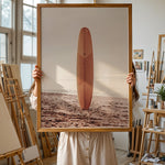 Ladda upp bild till gallerivisning, Plakat med surfbræt på stranden | Sommer og Strand Plakater | Denne plakat viser et surfbræt stående oprejst på en rolig sandstrand med havet i baggrunden. Perfekt til strand- og surfentusiaster.
