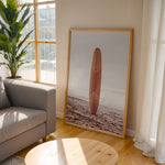 Ladda upp bild till gallerivisning, Plakat med surfbræt på stranden | Sommer og Strand Plakater | Denne plakat viser et surfbræt stående oprejst på en rolig sandstrand med havet i baggrunden. Perfekt til strand- og surfentusiaster.

