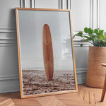 Ladda upp bild till gallerivisning, Plakat med surfbræt på stranden | Sommer og Strand Plakater | Denne plakat viser et surfbræt stående oprejst på en rolig sandstrand med havet i baggrunden. Perfekt til strand- og surfentusiaster.
