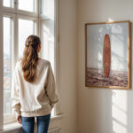 Ladda upp bild till gallerivisning, Plakat med surfbræt på stranden | Sommer og Strand Plakater | Denne plakat viser et surfbræt stående oprejst på en rolig sandstrand med havet i baggrunden. Perfekt til strand- og surfentusiaster.
