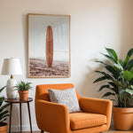Ladda upp bild till gallerivisning, Plakat med surfbræt på stranden | Sommer og Strand Plakater | Denne plakat viser et surfbræt stående oprejst på en rolig sandstrand med havet i baggrunden. Perfekt til strand- og surfentusiaster.
