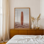 Ladda upp bild till gallerivisning, Plakat med surfbræt på stranden | Sommer og Strand Plakater | Denne plakat viser et surfbræt stående oprejst på en rolig sandstrand med havet i baggrunden. Perfekt til strand- og surfentusiaster.
