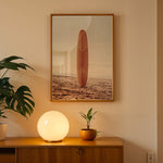Ladda upp bild till gallerivisning, Plakat med surfbræt på stranden | Sommer og Strand Plakater | Denne plakat viser et surfbræt stående oprejst på en rolig sandstrand med havet i baggrunden. Perfekt til strand- og surfentusiaster.
