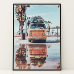 Ladda upp bild till gallerivisning, Plakat med Volkswagen surf van | Sommer og Strand Plakater | Denne plakat viser en orange Volkswagen van med surfbrætter på taget, parkeret på en våd overflade med refleksion af vanen i vandet. Perfekt til eventyrlystne sjæle og strandelskere.
