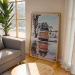 Ladda upp bild till gallerivisning, Plakat med Volkswagen surf van | Sommer og Strand Plakater | Denne plakat viser en orange Volkswagen van med surfbrætter på taget, parkeret på en våd overflade med refleksion af vanen i vandet. Perfekt til eventyrlystne sjæle og strandelskere.
