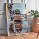 Ladda upp bild till gallerivisning, Plakat med Volkswagen surf van | Sommer og Strand Plakater | Denne plakat viser en orange Volkswagen van med surfbrætter på taget, parkeret på en våd overflade med refleksion af vanen i vandet. Perfekt til eventyrlystne sjæle og strandelskere.
