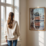 Ladda upp bild till gallerivisning, Plakat med Volkswagen surf van | Sommer og Strand Plakater | Denne plakat viser en orange Volkswagen van med surfbrætter på taget, parkeret på en våd overflade med refleksion af vanen i vandet. Perfekt til eventyrlystne sjæle og strandelskere.
