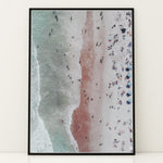 Ladda upp bild till gallerivisning, Plakat med strandscene | Sommer og Strand Plakater | Denne plakat viser et luftfoto af en strand med folk, der nyder vandet og sandet. Perfekt til dem, der elsker strandliv.
