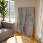 Ladda upp bild till gallerivisning, Plakat med strandscene | Sommer og Strand Plakater | Denne plakat viser et luftfoto af en strand med folk, der nyder vandet og sandet. Perfekt til dem, der elsker strandliv.
