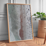 Ladda upp bild till gallerivisning, Plakat med strandscene | Sommer og Strand Plakater | Denne plakat viser et luftfoto af en strand med folk, der nyder vandet og sandet. Perfekt til dem, der elsker strandliv.
