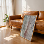 Ladda upp bild till gallerivisning, Plakat med strandscene | Sommer og Strand Plakater | Denne plakat viser et luftfoto af en strand med folk, der nyder vandet og sandet. Perfekt til dem, der elsker strandliv.
