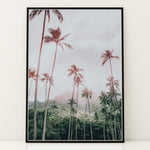 Ladda upp bild till gallerivisning, Plakat med tropisk landskab | Sommer og Strand Plakater | Denne plakat viser en tropisk scene med høje palmer, grønne bakker og en overskyet himmel. Perfekt til dem, der elsker naturlig skønhed.
