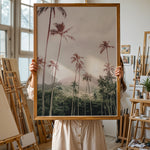 Ladda upp bild till gallerivisning, Plakat med tropisk landskab | Sommer og Strand Plakater | Denne plakat viser en tropisk scene med høje palmer, grønne bakker og en overskyet himmel. Perfekt til dem, der elsker naturlig skønhed.
