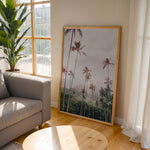 Ladda upp bild till gallerivisning, Plakat med tropisk landskab | Sommer og Strand Plakater | Denne plakat viser en tropisk scene med høje palmer, grønne bakker og en overskyet himmel. Perfekt til dem, der elsker naturlig skønhed.
