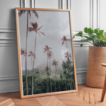 Ladda upp bild till gallerivisning, Plakat med tropisk landskab | Sommer og Strand Plakater | Denne plakat viser en tropisk scene med høje palmer, grønne bakker og en overskyet himmel. Perfekt til dem, der elsker naturlig skønhed.
