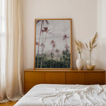 Ladda upp bild till gallerivisning, Plakat med tropisk landskab | Sommer og Strand Plakater | Denne plakat viser en tropisk scene med høje palmer, grønne bakker og en overskyet himmel. Perfekt til dem, der elsker naturlig skønhed.
