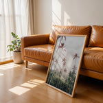 Ladda upp bild till gallerivisning, Plakat med tropisk landskab | Sommer og Strand Plakater | Denne plakat viser en tropisk scene med høje palmer, grønne bakker og en overskyet himmel. Perfekt til dem, der elsker naturlig skønhed.
