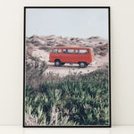 Ladda upp bild till gallerivisning, Plakat med vintage van i klitterne | Sommer og Strand Plakater | Denne plakat viser en rød vintage van parkeret på en sandsti omgivet af klitter og vegetation. Perfekt til nostalgikere og eventyrere.
