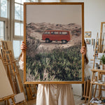 Ladda upp bild till gallerivisning, Plakat med vintage van i klitterne | Sommer og Strand Plakater | Denne plakat viser en rød vintage van parkeret på en sandsti omgivet af klitter og vegetation. Perfekt til nostalgikere og eventyrere.
