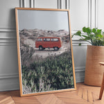 Ladda upp bild till gallerivisning, Plakat med vintage van i klitterne | Sommer og Strand Plakater | Denne plakat viser en rød vintage van parkeret på en sandsti omgivet af klitter og vegetation. Perfekt til nostalgikere og eventyrere.
