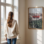 Ladda upp bild till gallerivisning, Plakat med vintage van i klitterne | Sommer og Strand Plakater | Denne plakat viser en rød vintage van parkeret på en sandsti omgivet af klitter og vegetation. Perfekt til nostalgikere og eventyrere.
