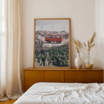 Ladda upp bild till gallerivisning, Plakat med vintage van i klitterne | Sommer og Strand Plakater | Denne plakat viser en rød vintage van parkeret på en sandsti omgivet af klitter og vegetation. Perfekt til nostalgikere og eventyrere.
