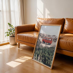 Ladda upp bild till gallerivisning, Plakat med vintage van i klitterne | Sommer og Strand Plakater | Denne plakat viser en rød vintage van parkeret på en sandsti omgivet af klitter og vegetation. Perfekt til nostalgikere og eventyrere.
