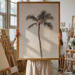 Ladda upp bild till gallerivisning, Plakat med palmetræ | Sommer og Strand Plakater | Denne plakat viser et højt palmetræ med en krone af grønne blade mod en klar, lys himmel. Perfekt til dem, der elsker tropiske vibes.
