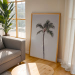 Ladda upp bild till gallerivisning, Plakat med palmetræ | Sommer og Strand Plakater | Denne plakat viser et højt palmetræ med en krone af grønne blade mod en klar, lys himmel. Perfekt til dem, der elsker tropiske vibes.
