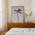 Ladda upp bild till gallerivisning, Plakat med palmetræ | Sommer og Strand Plakater | Denne plakat viser et højt palmetræ med en krone af grønne blade mod en klar, lys himmel. Perfekt til dem, der elsker tropiske vibes.
