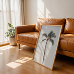 Ladda upp bild till gallerivisning, Plakat med palmetræ | Sommer og Strand Plakater | Denne plakat viser et højt palmetræ med en krone af grønne blade mod en klar, lys himmel. Perfekt til dem, der elsker tropiske vibes.

