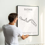 Ladda upp bild till gallerivisning, Japan Formel 1-affisch | Hitta zen med Suzukas racingatmosfär
