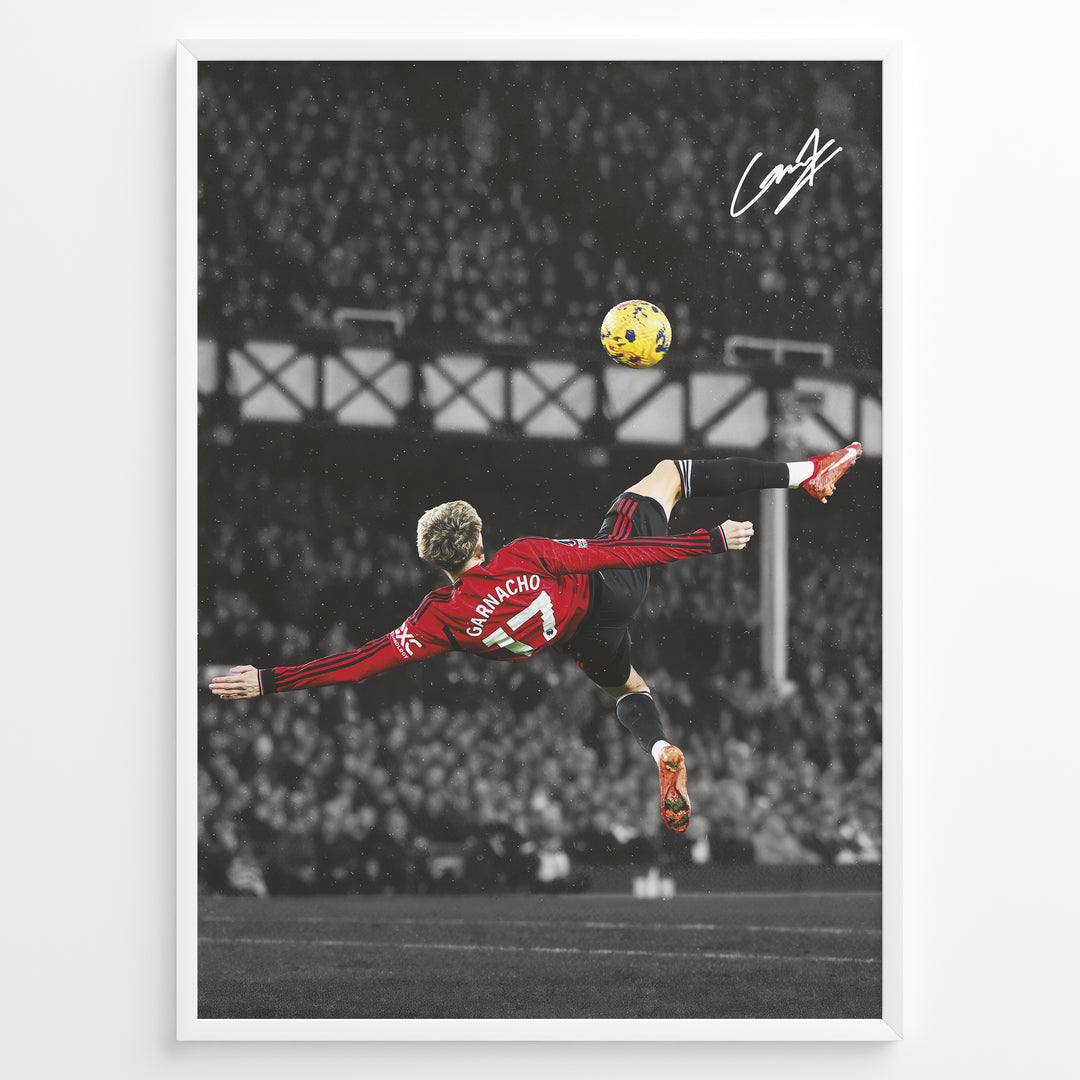 Alejandro Garnacho fodbold plakat med spektakulært saksespark i Manchester United rød trøje på mørk stadionbaggrund.