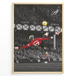 Ladda upp bild till gallerivisning, Alejandro Garnacho fodbold plakat med spektakulært saksespark i Manchester United rød trøje på mørk stadionbaggrund.
