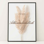 Ladda upp bild till gallerivisning, End With Alhamdulillah plakat på væg | Pampas græs design i hvid og beige | Elegant vægdekoration | Perfekt til kombination med andre plakater | Skaber et roligt og stilfuldt hjem
