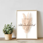 Ladda upp bild till gallerivisning, End With Alhamdulillah plakat på væg | Pampas græs design i hvid og beige | Elegant vægdekoration | Perfekt til kombination med andre plakater | Skaber et roligt og stilfuldt hjem
