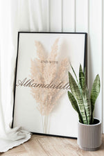 Ladda upp bild till gallerivisning, End With Alhamdulillah plakat på væg | Pampas græs design i hvid og beige | Elegant vægdekoration | Perfekt til kombination med andre plakater | Skaber et roligt og stilfuldt hjem

