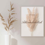 Ladda upp bild till gallerivisning, End With Alhamdulillah plakat på væg | Pampas græs design i hvid og beige | Elegant vægdekoration | Perfekt til kombination med andre plakater | Skaber et roligt og stilfuldt hjem
