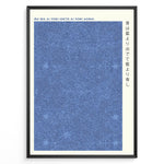 Ladda upp bild till gallerivisning, Japanske plakater | Minimalist blue floral-patterned art print featuring the Japanese proverb &quot;Ao wa ai yori idete ai yori aoshi&quot; with Japanese and Romanized text on a cream background.
