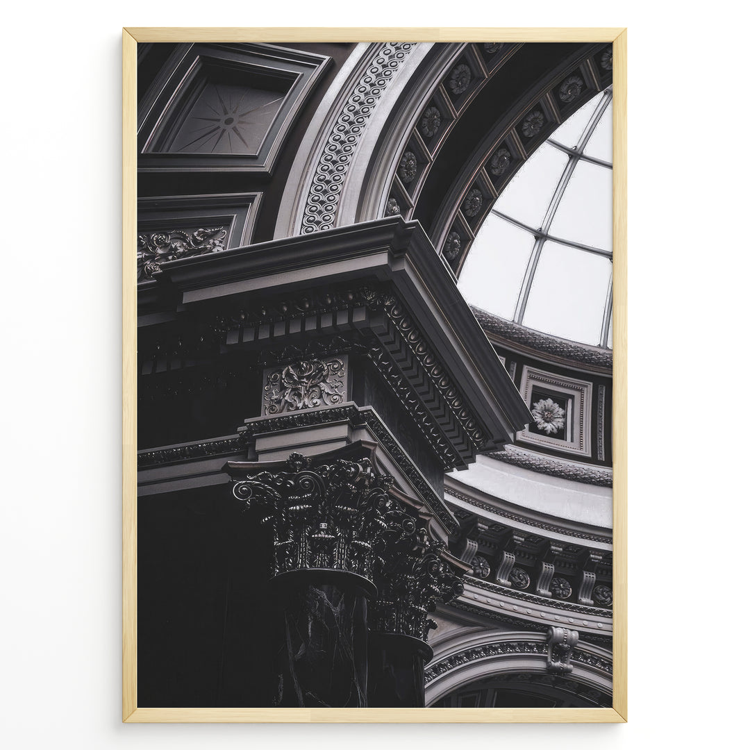 Fashion Plakat | Architectural Elegance: Classical Interior with Ornate Column and Dome Plakaty.dk | Close-up photograph of an ornate Corinthian column supporting a decorated entablature beneath a domed ceiling with intricate molding and classical architectural detailing.