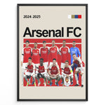 Ladda upp bild till gallerivisning, Holdfoto | Arsenal FC fodboldplakat 2024-2025 med holdopstilling i rød og hvid trøje – perfekt gave til enhver Arsenal-fan.
