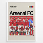 Ladda upp bild till gallerivisning, Holdfoto | Arsenal FC fodboldplakat 2024-2025 med holdopstilling i rød og hvid trøje – perfekt gave til enhver Arsenal-fan.
