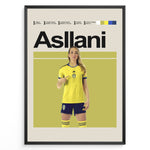 Ladda upp bild till gallerivisning, Kosovare Asllani plakat | Svensk landsholdstrøje i gult og blåt med stærk attitude og præstationer – perfekt til fans af kvindefodbold og Sverige
