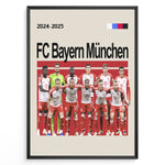 Ladda upp bild till gallerivisning, Holdfoto | FC Bayern München fodboldplakat 2024-2025 med hele truppen i hvid-røde trøjer – et stilrent valg til væggen hos enhver Bayern-fan.
