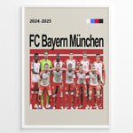 Ladda upp bild till gallerivisning, Holdfoto | FC Bayern München fodboldplakat 2024-2025 med hele truppen i hvid-røde trøjer – et stilrent valg til væggen hos enhver Bayern-fan.

