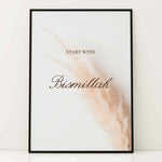 Ladda upp bild till gallerivisning, Start with BismAllah plakat på væg | Islamisk plakat med hvidt og beige design | Elegant og enkel vægdekoration | Perfekt til moderne indretning
